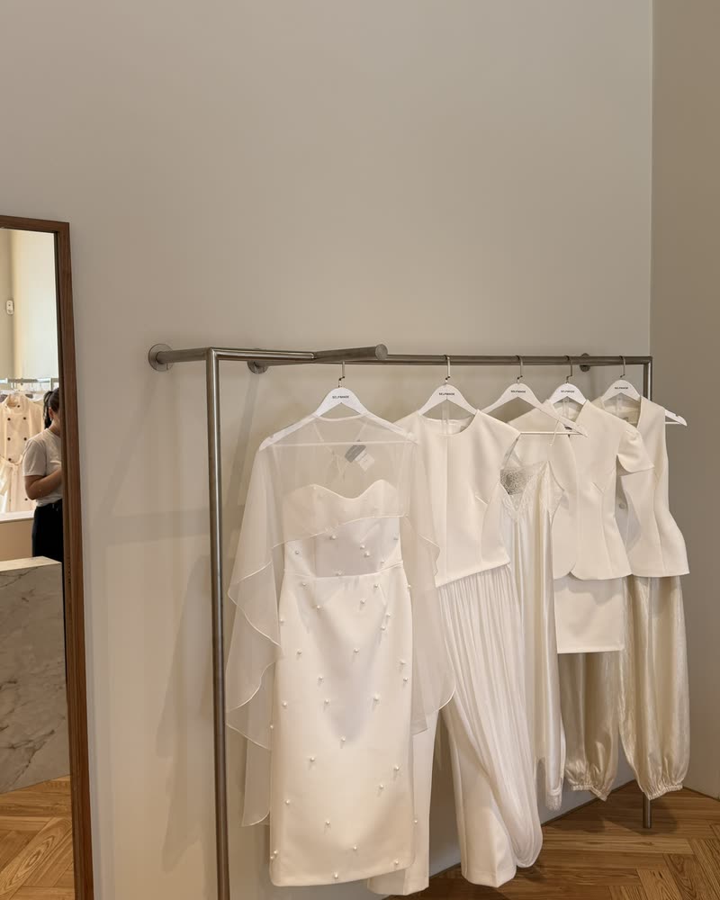 Кадр со съёмки для Selfmade: примерка новой коллекции на sample sale